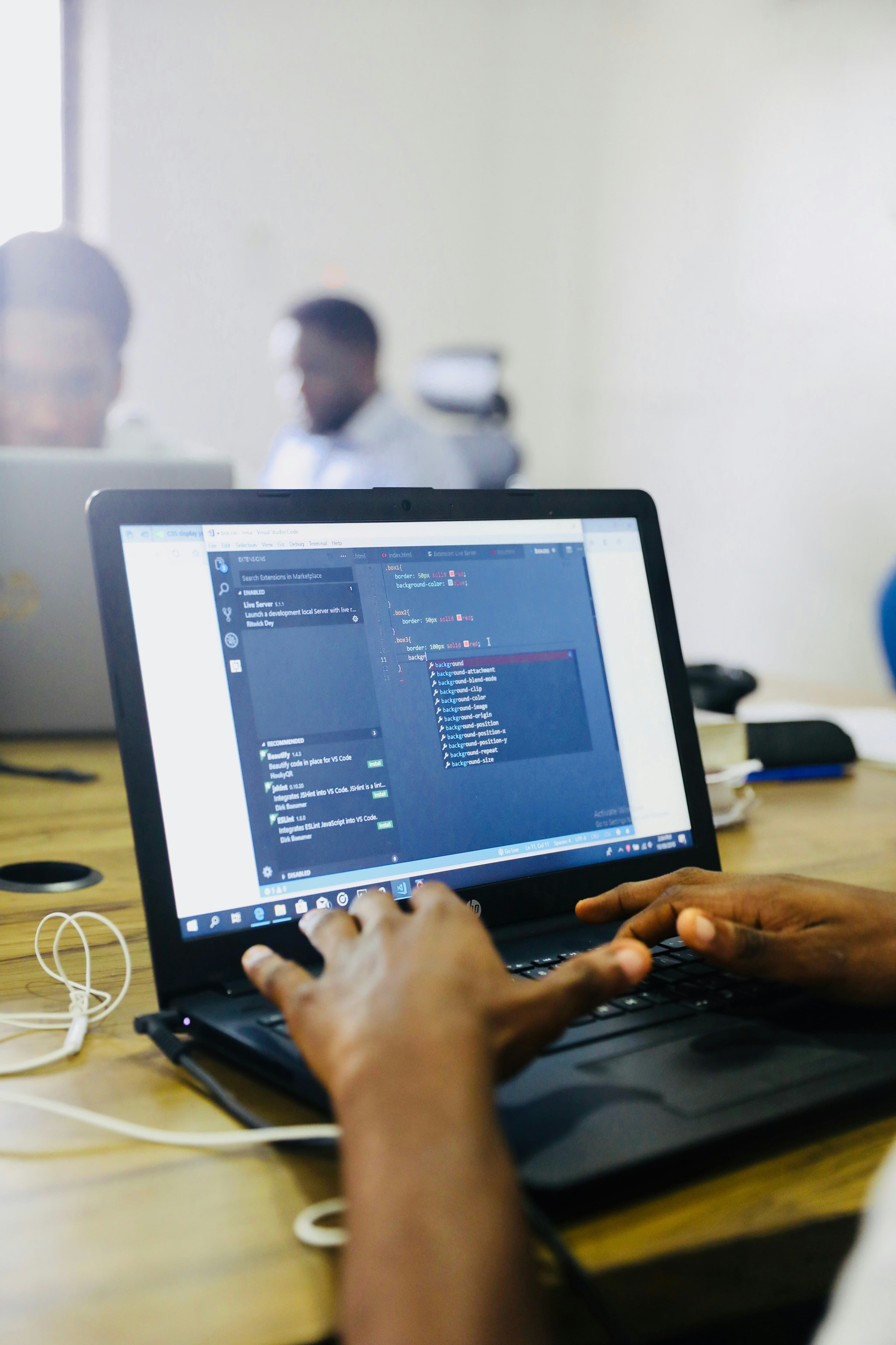 Technicien effectuant une maintenance informatique