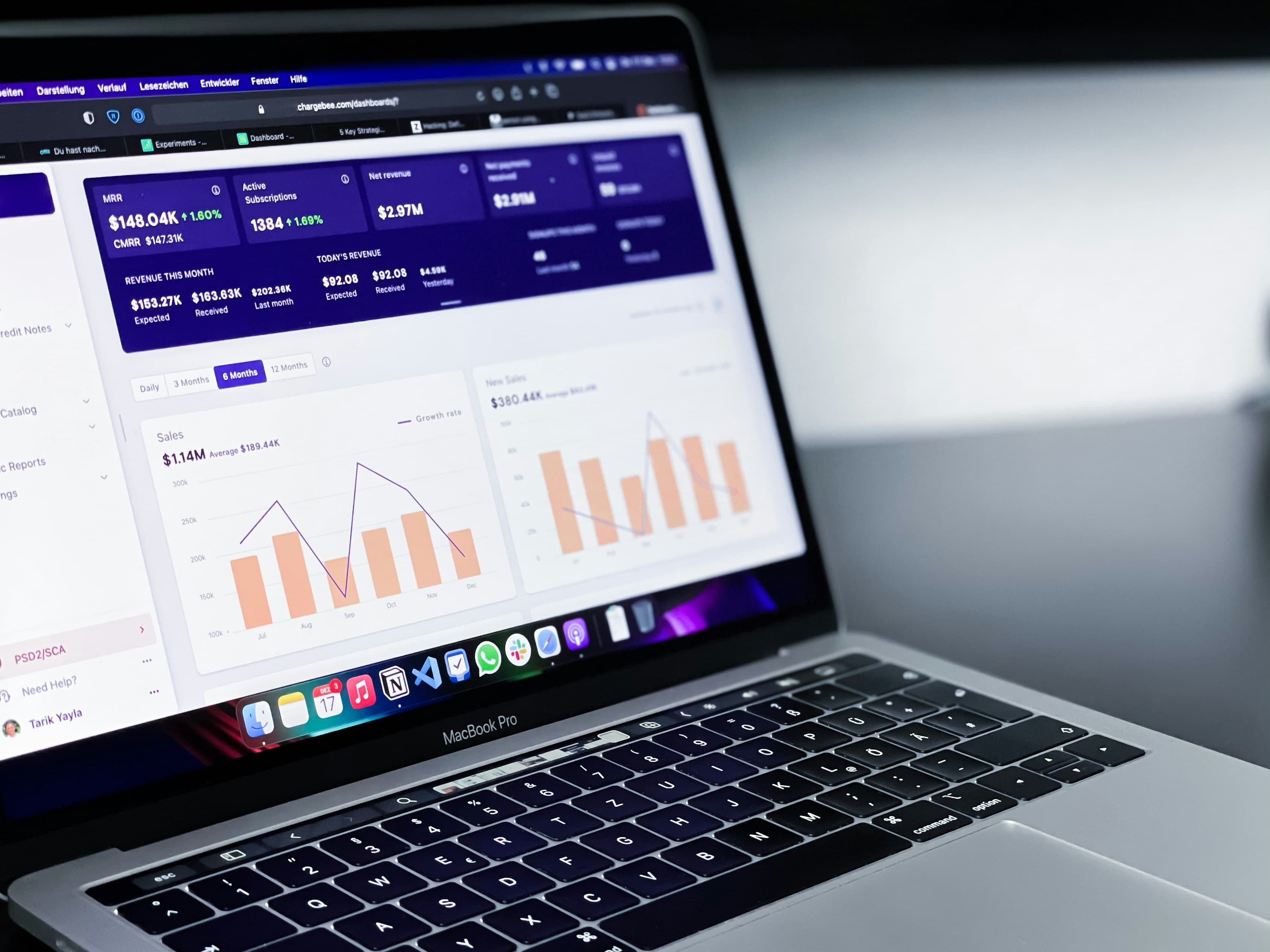 Tableau de bord affichant des graphiques et statistiques